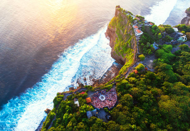 해질녘 uluwatu 사원 조감도 - bali temple landscape seascape 뉴스 사진 이미지