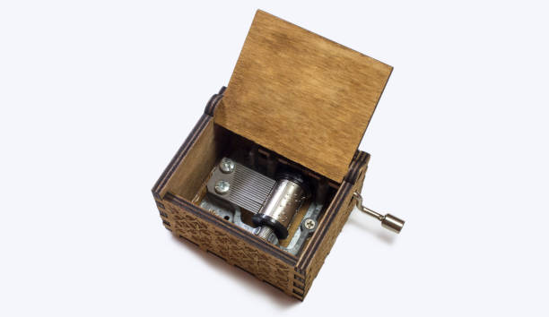 vista superior da caixa de música em fundo branco. macro do mecanismo da caixa de música e artes. - music box - fotografias e filmes do acervo