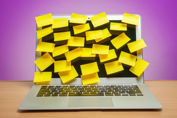istock Laptop full display in reminders yellow stickers 1023112250