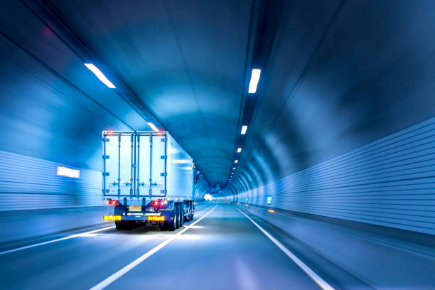 トンネルを通過するトラック - light duty truck ストックフォトと画像