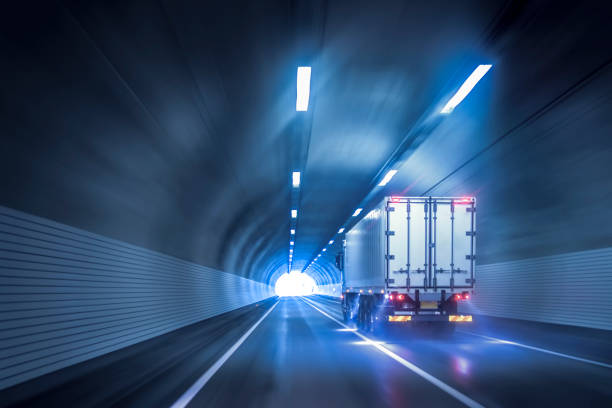 トンネルを通過するトラック - light duty truck ストックフォトと画像