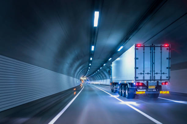 camion che attraversano tunnel - transportation speed highway traffic foto e immagini stock