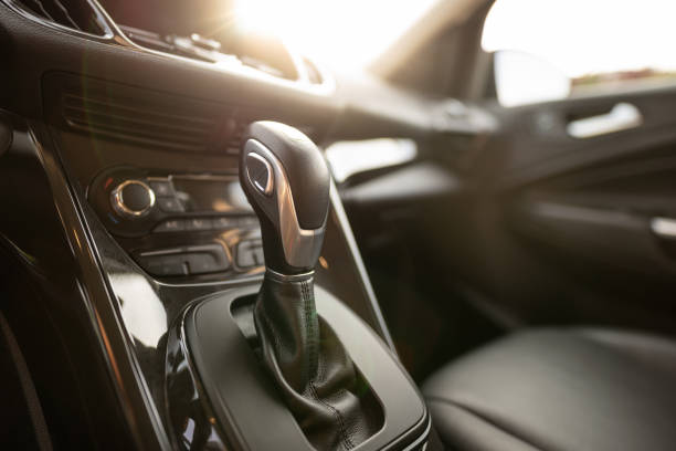 automatische schalthebel eines modernen autos - car indoors inside of vehicle interior stock-fotos und bilder