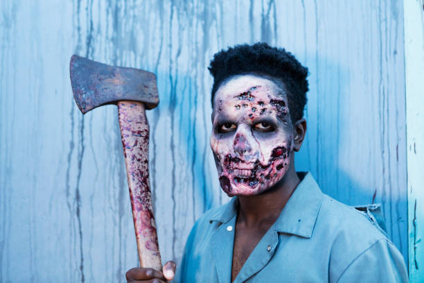 zombie w nawiedzonym domu trzyma siekierę - spooky human face zombie horror zdjęcia i obrazy z banku zdjęć