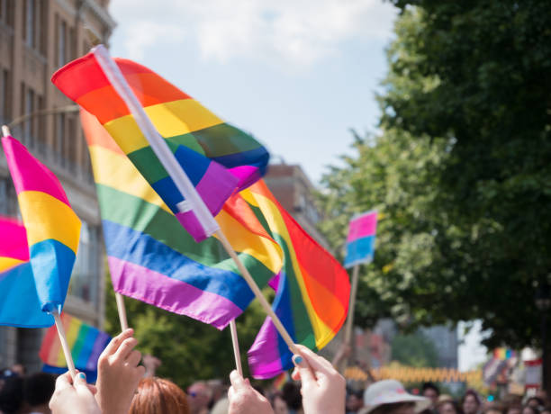 drapeaux du flotteur de la fierté gaie dans l’air pendant le défilé à montréal, canada - bi sexual photos et images de collection