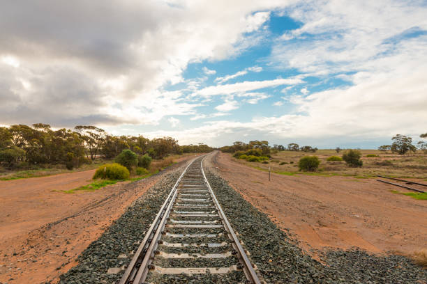 paisagem do interior da austrália com ferroviária faixas na área remota perto da estrada de mallee - south wales - fotografias e filmes do acervo