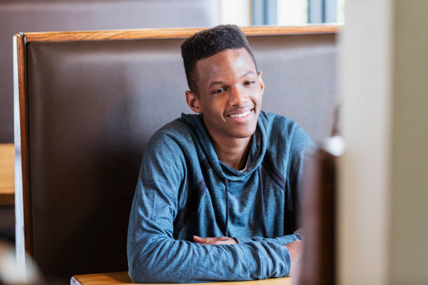 african-american teenager im restaurant stand - flat character stock-fotos und bilder