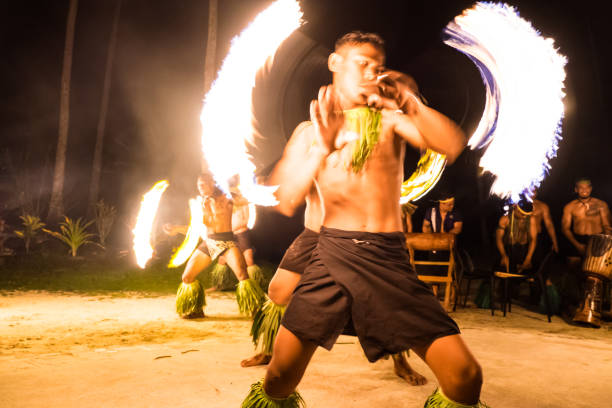 arnaud show avec musique et feu de danseurs au retour à paradise resort sur l’île d’upolu - fire dancer photos et images de collection