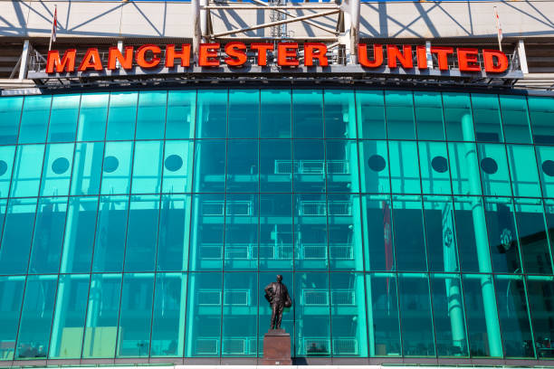 old trafford - das heimstadion von manchester united - uefa stock-fotos und bilder