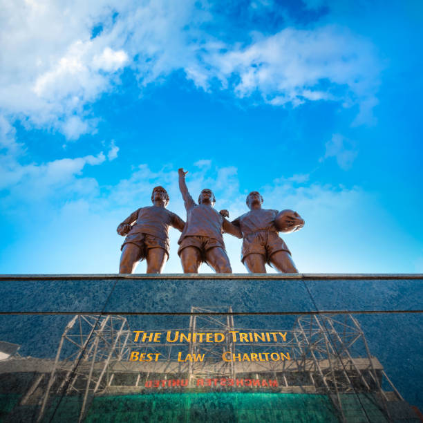 a escultura de bronze unidos de trindade no estádio old trafford, em manchester, reino unido - uefa - fotografias e filmes do acervo