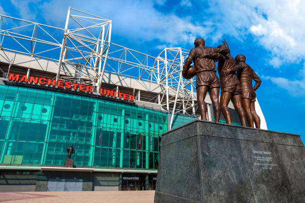 die united trinity bronze-skulptur am stadion old trafford in manchester, uk - uefa stock-fotos und bilder