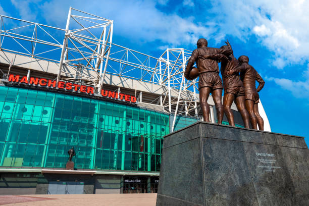 бронзовая скульптура «объединенной троицы» на стадионе «олд траффорд» в манчестере, великобритания - manchester united fc стоковые фото и изображения