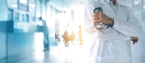 gezondheidszorg en medische concept. geneeskunde arts met de stethoscoop in de hand en patiënten komen aan de achtergrond van het ziekenhuis. - healthcare stockfoto's en -beelden