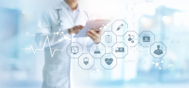 病院の背景で仮想画面インターフェイスでタブレットと医療のアイコン ネットワーク接続を使用して聴診器で医学博士。現代の医療技術のコンセプトです。 - cyberspace technology service people ストックフォトと画像