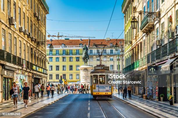 Scena Di Strada A Lisbona Portogallo - Fotografie stock e altre immagini di Città di Lisbona - Città di Lisbona, Portogallo, Alfama