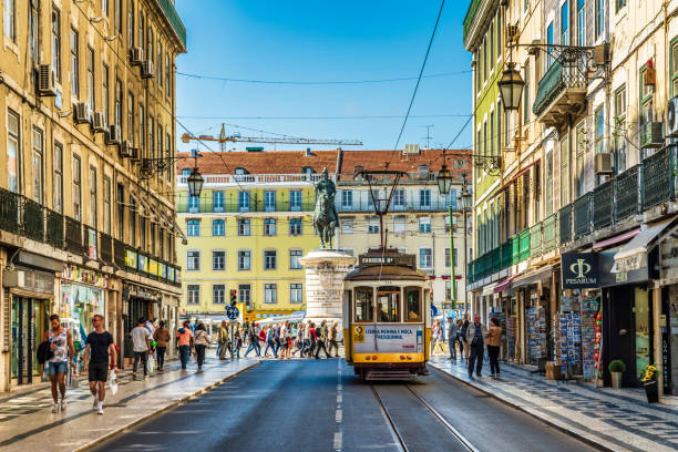 уличная сцена в лиссабоне, португалия - portugal стоковые фото и изображения