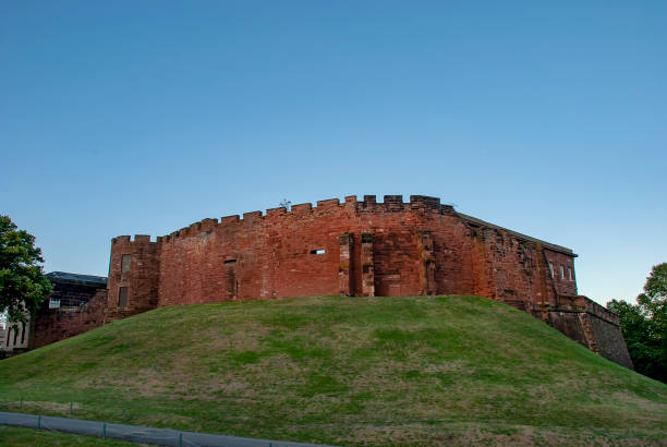 castelo de chester, com vista para o rio dee no norte da inglaterra - chester england england cheshire west - fotografias e filmes do acervo