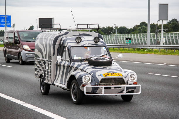 citroen 2cv - semi truck vehicle trailer truck empty - fotografias e filmes do acervo