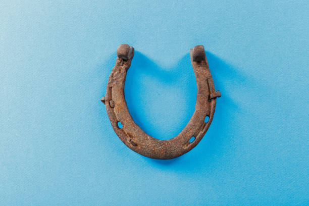 旧ラスティ馬蹄型 - horseshoe rusty isolated luck ストックフォトと画像