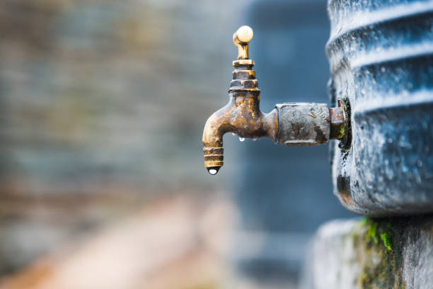 tippen sie auf an einen wassertank angeschlossen - knappheit stock-fotos und bilder