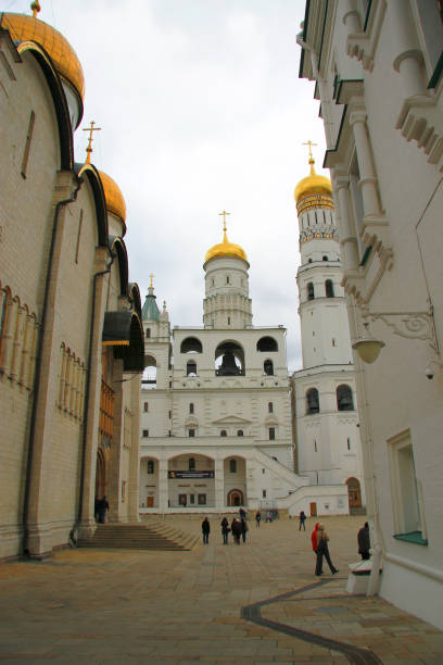 fortaleza do kremlin de moscou e catedral do kremlin dentro de um tempo de outono - achitect - fotografias e filmes do acervo