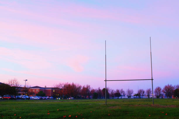 posta o rugby no campo vazio ao entardecer ou amanhecer - rugby wooden post goal post rugby post - fotografias e filmes do acervo