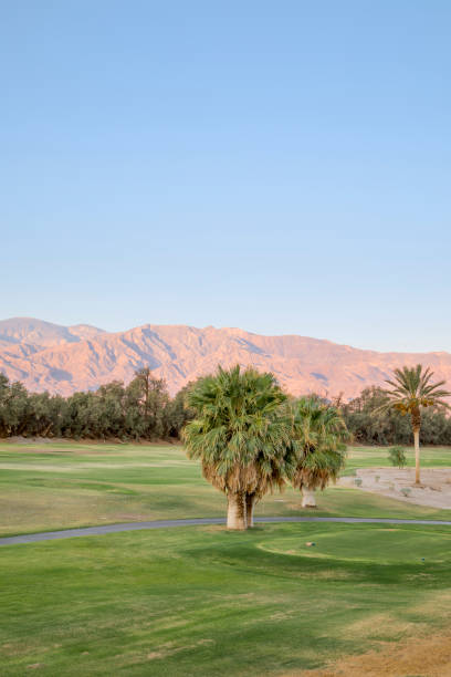 ファーナス ・ クリーク死の谷 - lawn desert golf california ストックフォトと画像