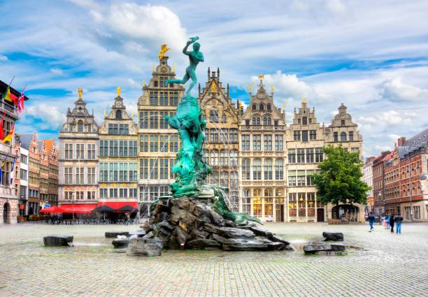 fontana di brabo sulla piazza del mercato, anversa, belgio - brabo foto e immagini stock