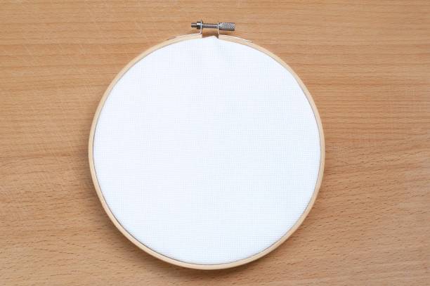 白い布で丸い木製のフープ。 - cross stitch ストックフォトと画像