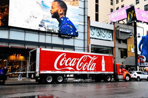 コカ ・ コー��ラ ニューヨークで駐車しているトラックをアンロード - semi soft ストックフォトと画像
