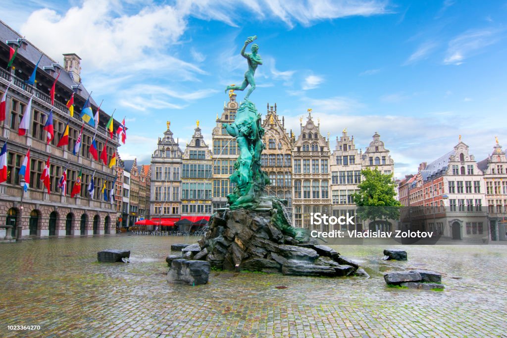 Brabo-Brunnen auf dem Marktplatz in Antwerpen, Belgien - Lizenzfrei Stadt Antwerpen - Belgien Stock-Foto