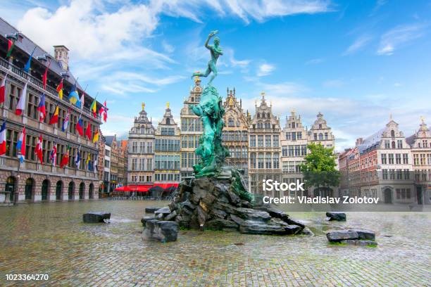 Fuente De Brabo En Plaza Del Mercado En Amberes Bélgica Foto de stock y más banco de imágenes de Ciudad de Amberes - Bélgica