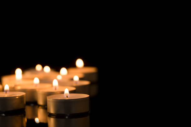 燃えるキャンドル - candle memorial vigil praying candlelight ストックフォトと画像