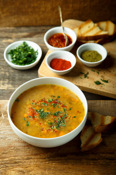 sopa de guisante - yellow split pea soup fotografías e imágenes de stock