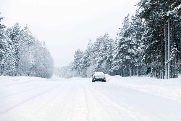 segurança na estrada de inverno - skidding accident car tire - fotografias e filmes do acervo