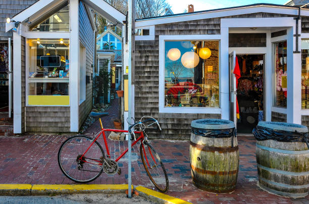 bicicleta na rua - provincetown - fotografias e filmes do acervo