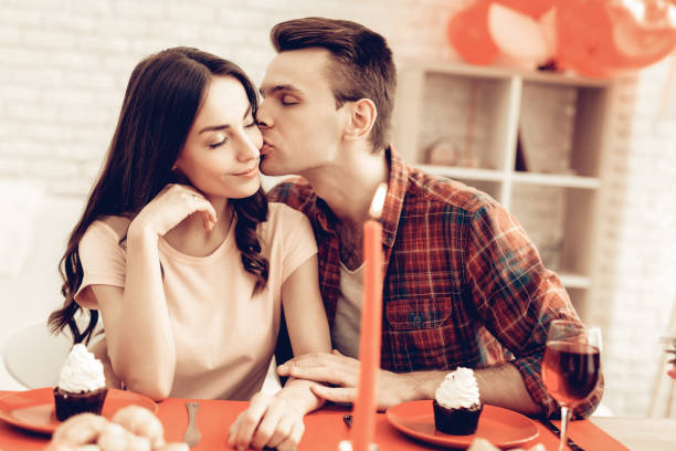 행복 한 커플의 발렌타인 데이에 낭만적인 저녁 식사입니다. - love valentines day heart shape kissing 뉴스 사진 이미지