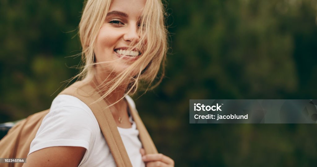 Portret van een lachende vrouw explorer dragen een rugzak - Royalty-free Volwassen vrouwen Stockfoto