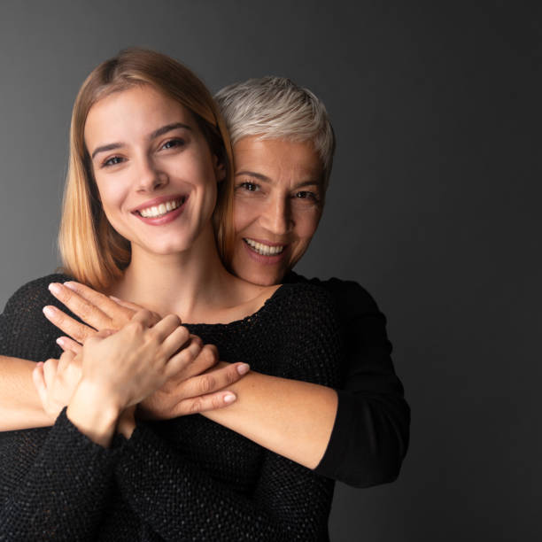 momento con la madre - aging process women human face daughter fotografías e imágenes de stock