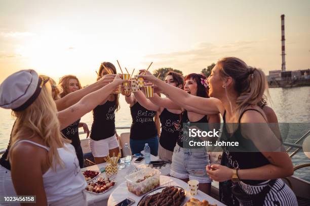 Donne Che Celebrano La Festa Di Addio Al Nubilato - Fotografie stock e altre immagini di Addio al nubilato - Addio al nubilato, Party, Donna nubile