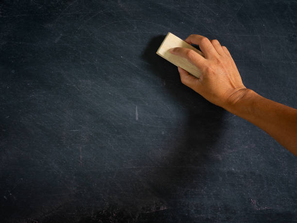 핸드 브러시 지우개와 칠판을 들고입니다. - education slate blackboard communication 뉴스 사진 이미지