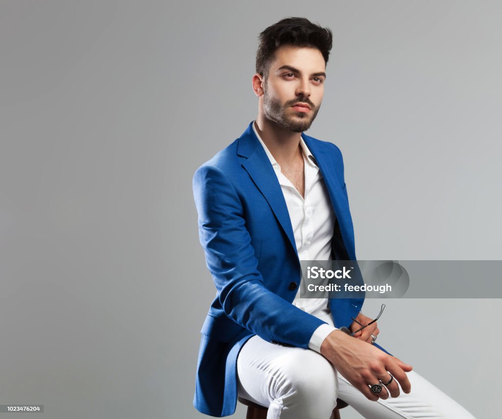 Retrato De Hombre Casual Elegante Sentado Mirando Hacia Arriba Al Lado Foto de stock y más banco de imágenes de A la moda - iStock Retrato De Hombre Casual Elegante Sentado Mirando Hacia Arriba Al Lado Foto de stock y más banco de imágenes de A la moda - iStock