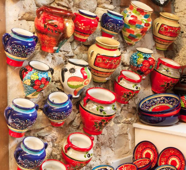 土産物店ベサルー、スペインのスタイルで描かれた様々 な道具の paint.close アップでカバーする粘土の作られた手作りのカップ - earthenware bowl ceramic dishware ストックフォトと画像