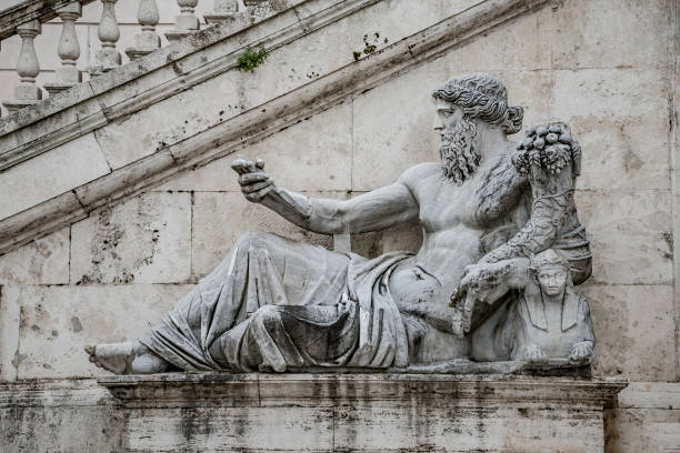 statua di nettuno in piazza del campidoglio, roma, italia - piazza del campidoglio statue rome animal foto e immagini stock