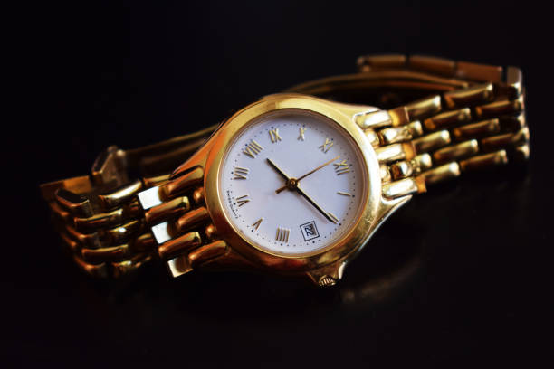 clásico reloj de oro sobre fondo negro. - gold watch fotografías e imágenes de stock