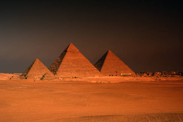 les pyramides - pyramid pyramid shape egypt sunset photos et images de collection