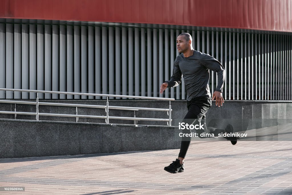 Urbane Sportarten. Lateinamerikanische Athlet läuft in der Stadt am Morgen - Lizenzfrei Athlet Stock-Foto