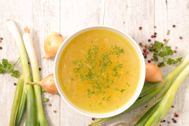 bowl of vegetable broth - caldo imagens e fotografias de stock