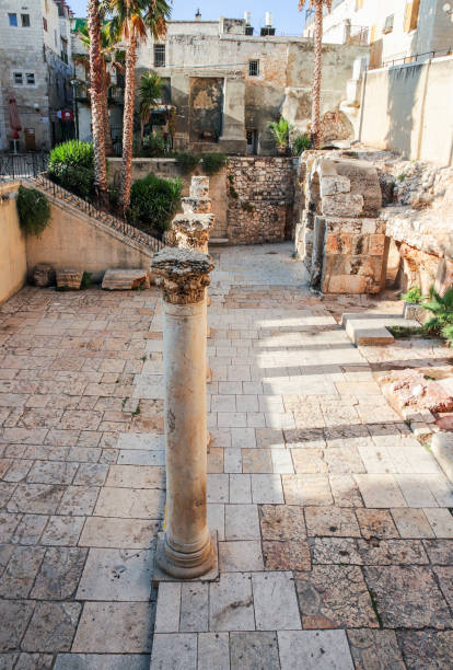 restos de cardo occidental calle temprano por la mañana en la ciudad vieja de jerusalén - the western wall wall east city fotografías e imágenes de stock