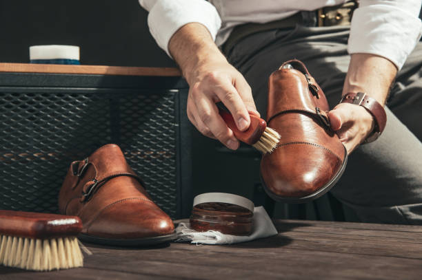 hombre aplica pulimento de zapato con un cepillo pequeño - belt brown leather buckle fotografías e imágenes de stock